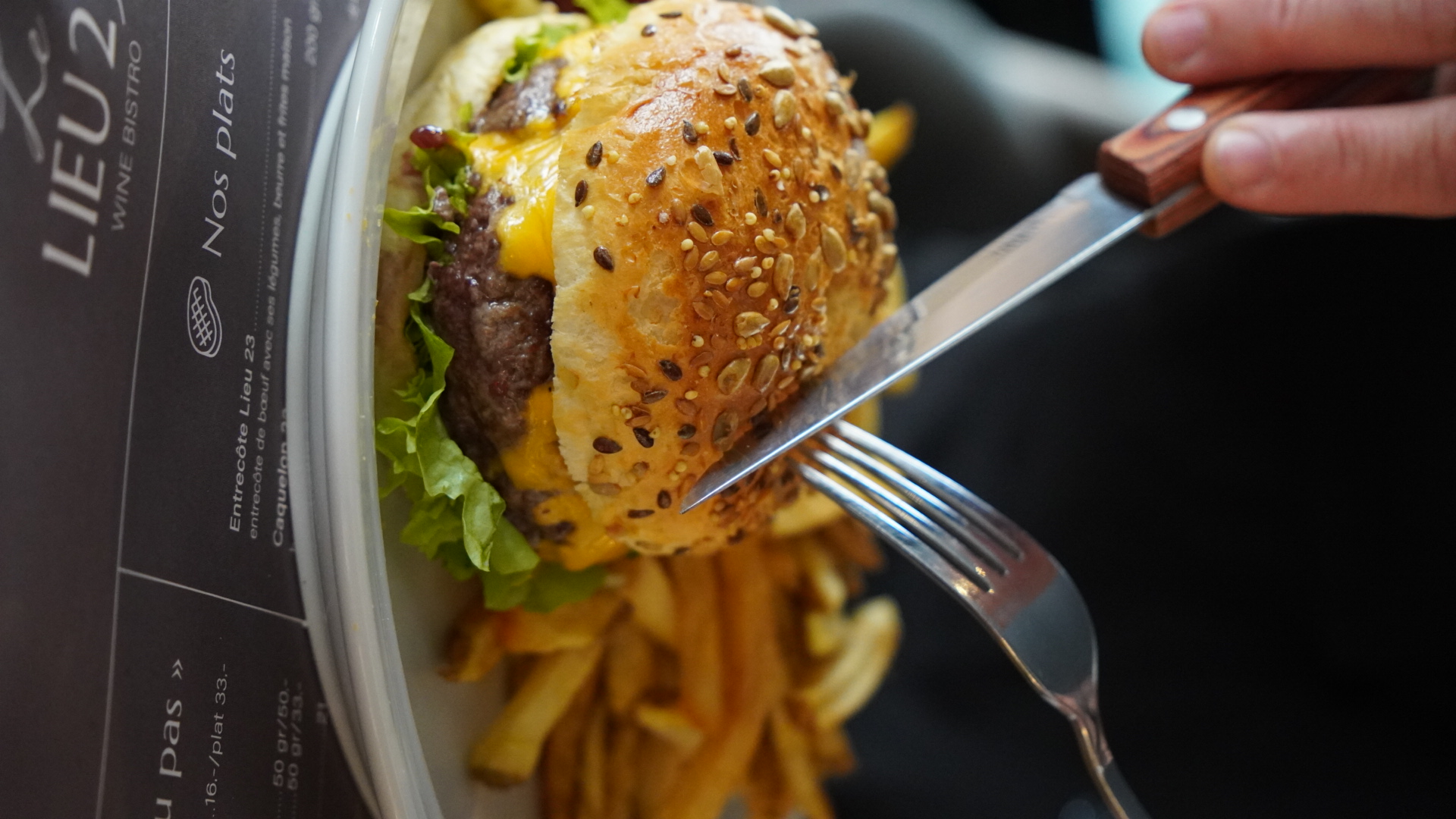 Burger gourmet avec frites
